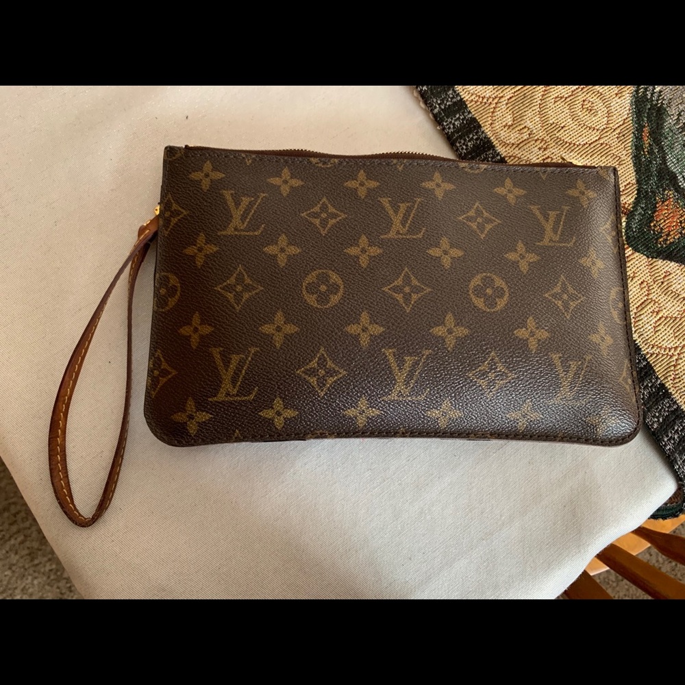 ✨ Louis Vuitton wristlet ✨